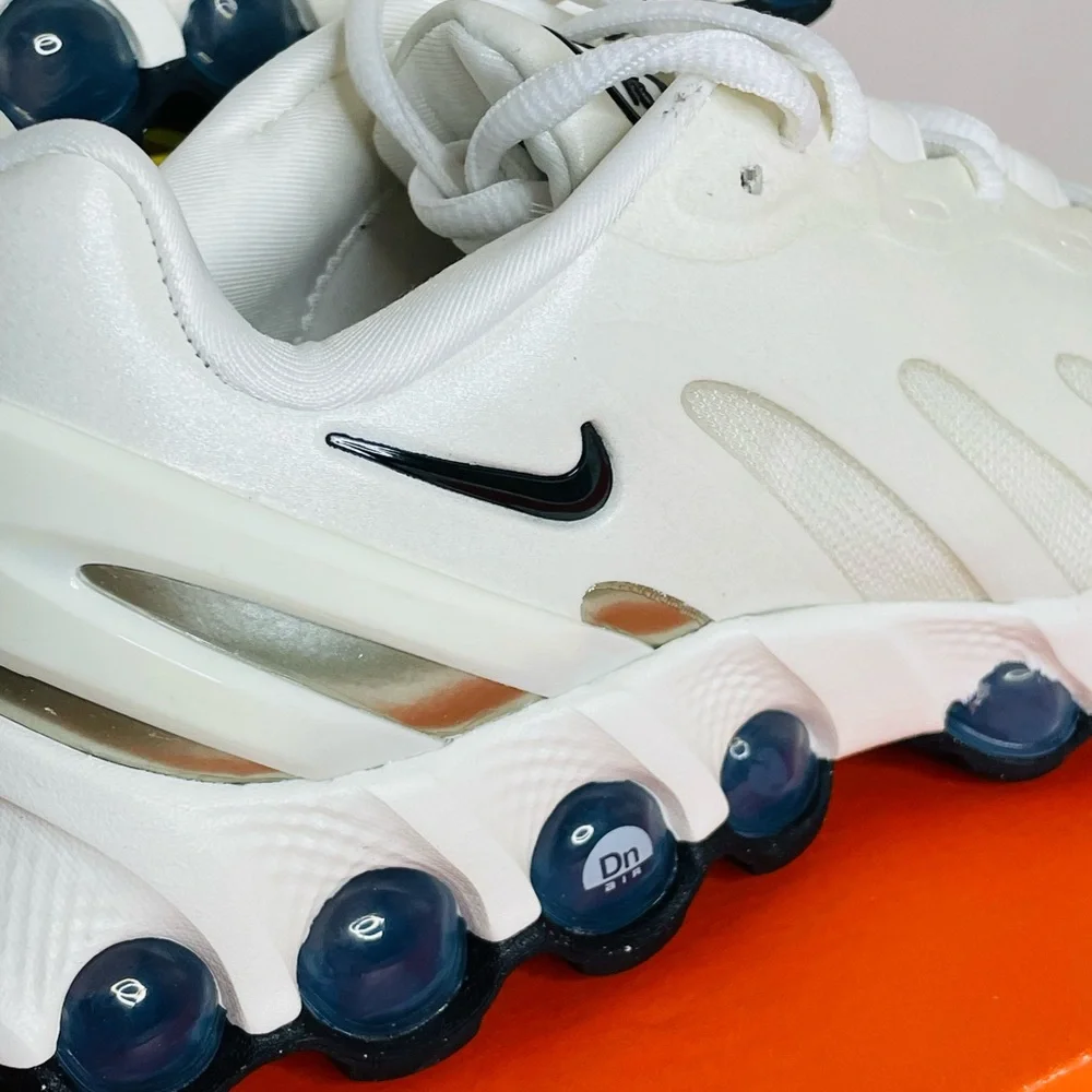 New Nike Air Max DN8 Sail and Black- Fossil Athletic Sneakers Women size 5